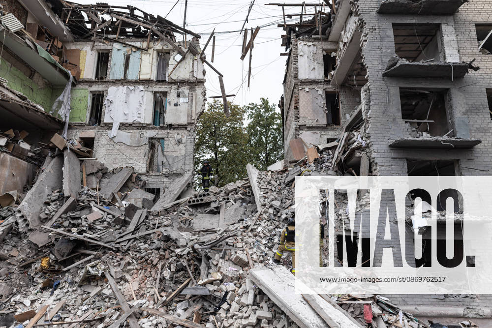 Ukrainian emergency services conduct search and recovery operations in Sloviansk following Russian airstrike SLOVIANSK, UKRAINE - OCTOBER 17: Firefighters are trying to recover bodies from the rubble following a Russian air strike on a residential building in Sloviansk, Ukraine, on 17 October 2026 Diego Herrera Carcedo Anadolu Sloviansk Ukraine. Editorial use only. Please get in touch for any other usage.
