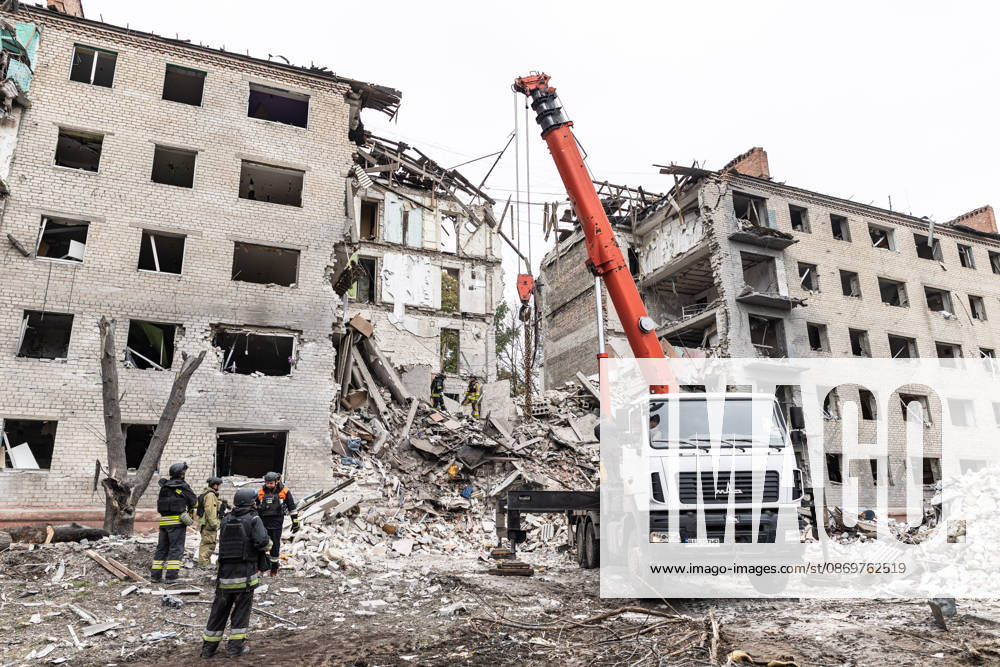 Ukrainian emergency services conduct search and recovery operations in Sloviansk following Russian airstrike SLOVIANSK, UKRAINE - OCTOBER 17: Firefighters are trying to recover bodies from the rubble following a Russian air strike on a residential building in Sloviansk, Ukraine, on 17 October 2026 Diego Herrera Carcedo Anadolu Sloviansk Ukraine. Editorial use only. Please get in touch for any other usage.
