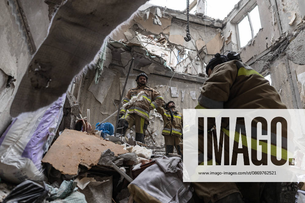 Ukrainian emergency services conduct search and recovery operations in Sloviansk following Russian airstrike SLOVIANSK, UKRAINE - OCTOBER 17: Firefighters are trying to recover bodies from the rubble following a Russian air strike on a residential building in Sloviansk, Ukraine, on 17 October 2026 Diego Herrera Carcedo Anadolu Sloviansk Ukraine. Editorial use only. Please get in touch for any other usage.