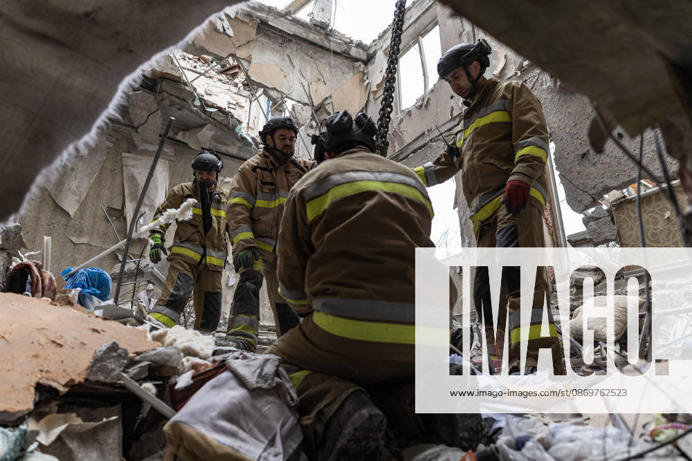 Ukrainian emergency services conduct search and recovery operations in Sloviansk following Russian airstrike SLOVIANSK, UKRAINE - OCTOBER 17: Firefighters are trying to recover bodies from the rubble following a Russian air strike on a residential building in Sloviansk, Ukraine, on 17 October 2026 Diego Herrera Carcedo Anadolu Sloviansk Ukraine. Editorial use only. Please get in touch for any other usage.