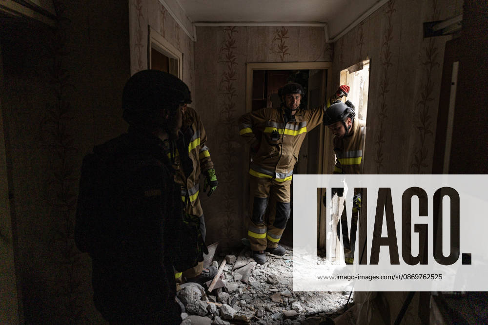 Ukrainian emergency services conduct search and recovery operations in Sloviansk following Russian airstrike SLOVIANSK, UKRAINE - OCTOBER 17: Firefighters are trying to recover bodies from the rubble following a Russian air strike on a residential building in Sloviansk, Ukraine, on 17 October 2026 Diego Herrera Carcedo Anadolu Sloviansk Ukraine. Editorial use only. Please get in touch for any other usage.