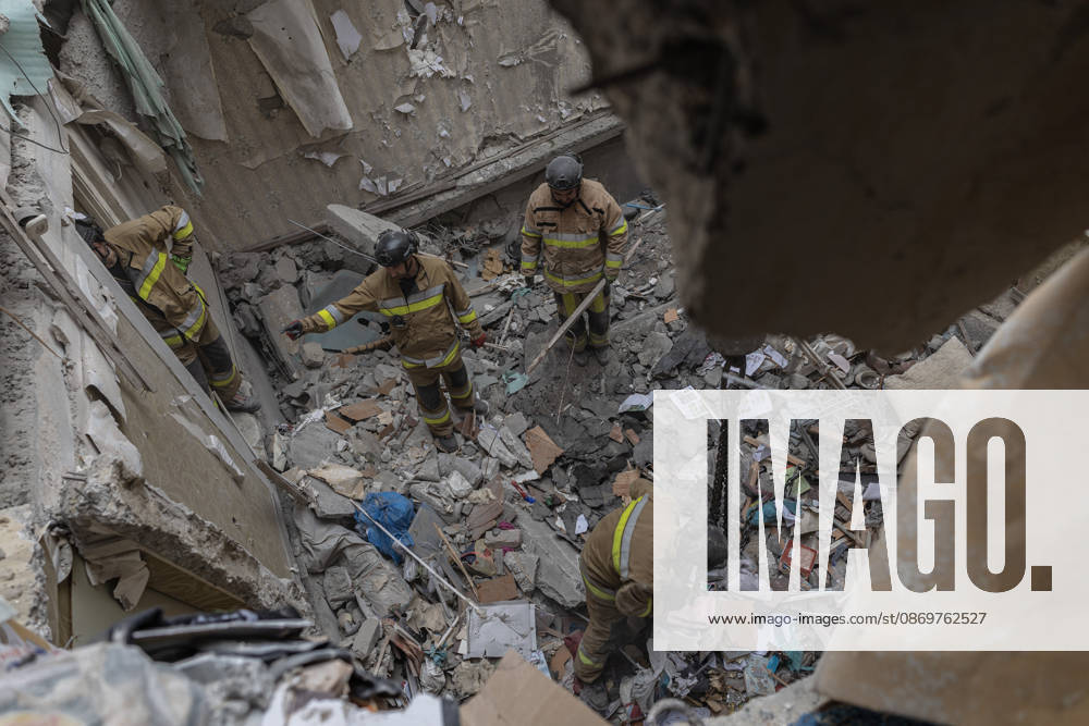 Ukrainian emergency services conduct search and recovery operations in Sloviansk following Russian airstrike SLOVIANSK, UKRAINE - OCTOBER 17: Firefighters are trying to recover bodies from the rubble following a Russian air strike on a residential building in Sloviansk, Ukraine, on 17 October 2026 Diego Herrera Carcedo Anadolu Sloviansk Ukraine. Editorial use only. Please get in touch for any other usage.