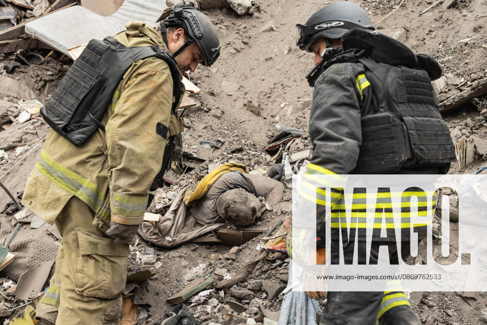 Ukrainian emergency services conduct search and recovery operations in Sloviansk following Russian airstrike SLOVIANSK, UKRAINE - OCTOBER 17: Ukrainian firefighters recover the body of Anatoli Gopka, a colleague from the Ukrainian emergency services, who was killed following a Russian air strike on a residential building in Sloviansk, Ukraine, on 17 October 2026 Diego Herrera Carcedo Anadolu Sloviansk Ukraine. Editorial use only. Please get in touch for any other usage.
