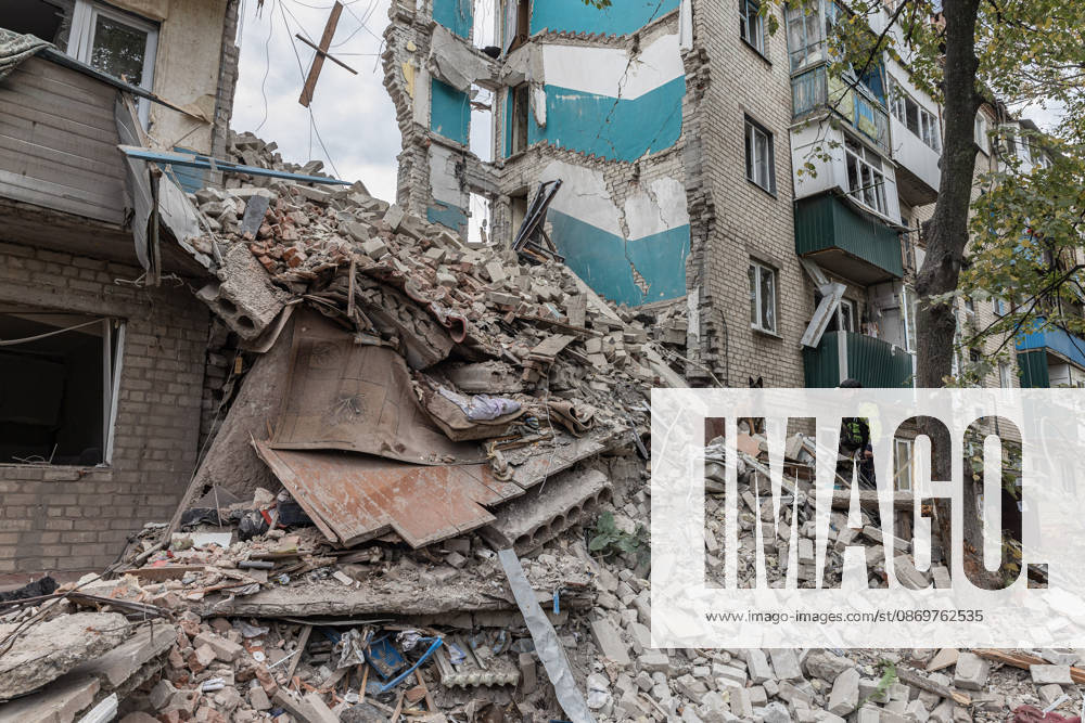 Ukrainian emergency services conduct search and recovery operations in Sloviansk following Russian airstrike SLOVIANSK, UKRAINE - OCTOBER 17: Firefighters are trying to recover bodies from the rubble following a Russian air strike on a residential building in Sloviansk, Ukraine, on 17 October 2026 Diego Herrera Carcedo Anadolu Sloviansk Ukraine. Editorial use only. Please get in touch for any other usage.