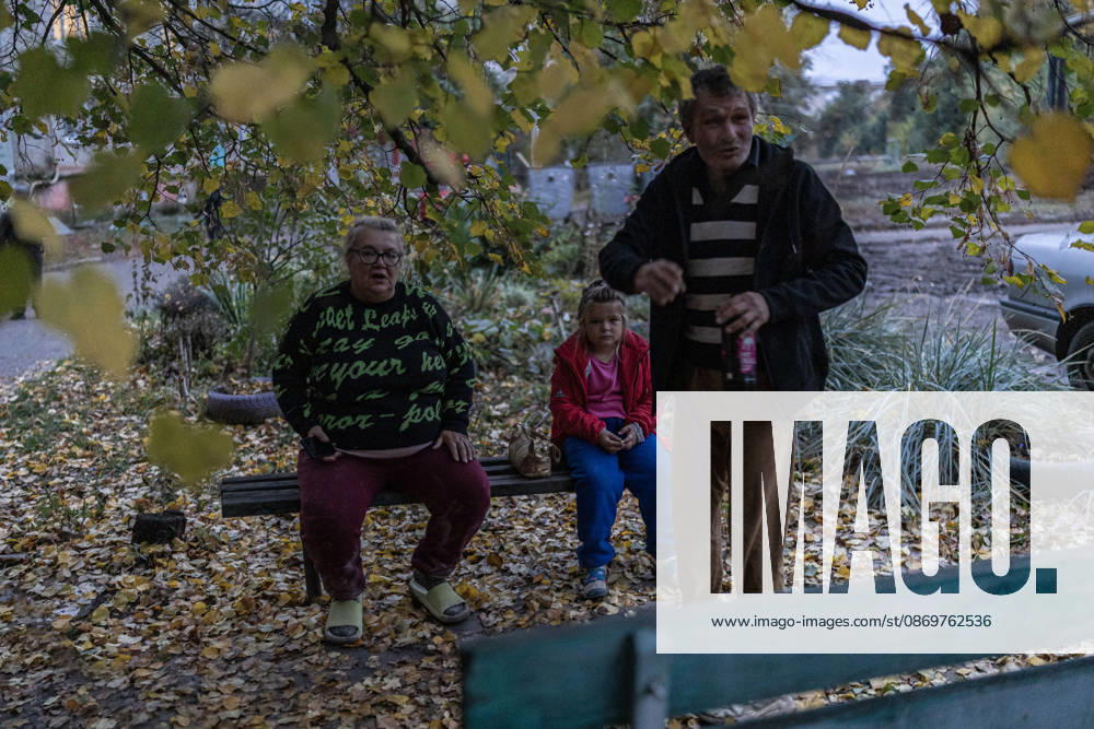 Ukrainian emergency services conduct search and recovery operations in Sloviansk following Russian airstrike SLOVIANSK, UKRAINE - OCTOBER 17: Civilians standing next to their destroyed home following a Russian air strike on a residential block in Sloviansk, Ukraine, 17 October 2026 Diego Herrera Carcedo Anadolu Sloviansk Ukraine. Editorial use only. Please get in touch for any other usage.