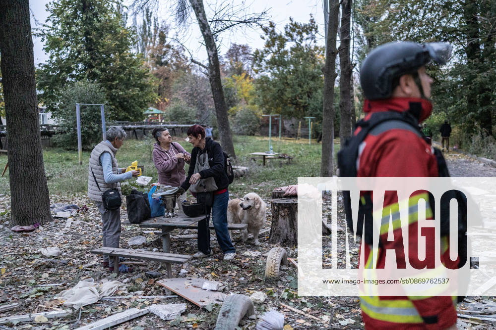 Ukrainian emergency services conduct search and recovery operations in Sloviansk following Russian airstrike SLOVIANSK, UKRAINE - OCTOBER 17: Civilians standing next to their destroyed home following a Russian air strike on a residential block in Sloviansk, Ukraine, 17 October 2026 Diego Herrera Carcedo Anadolu Sloviansk Ukraine. Editorial use only. Please get in touch for any other usage.