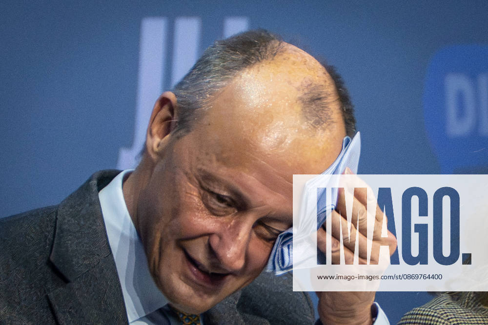 Bundeskanzler Friedrich Merz nach Diskutiert nach seiner Rede mit den Delegierten vor dem Deutschlandtag;78. Deutschlandtag 2026 in Bonn - Junge Union - JU - Jugendorganisation von CDU und CSU, Bonn NRW Deutschland World Conference Center Bonn