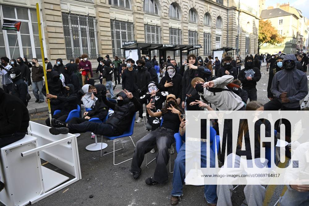 OCTOBER 17 PROTESTS PHOTOPQR OUEST FRANCE Thomas Brégardis Ouest France Rennes October 17, 2026 October 17, 2026 Rennes 35 Protest and roadblock Protesters on Rue du Pré Botté Photo THOMAS BREGARDIS Ouest France The call for mobilization on October 17 has drawn support from a range of groups—from figures within the Yellow Vests movement and labor unions to university and high school students Rennes Ille-et-Vilaine France