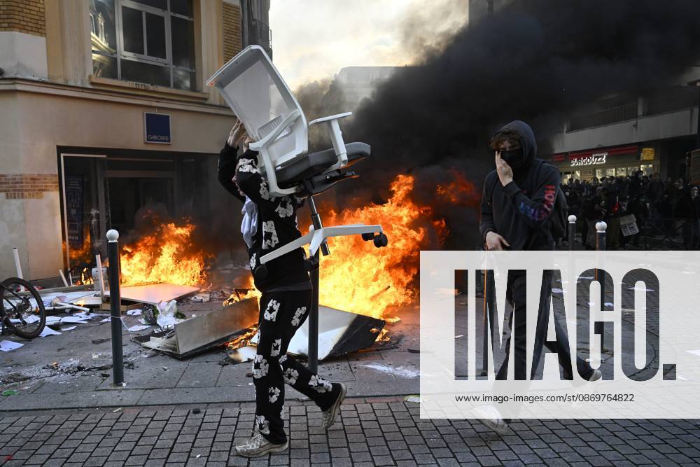 OCTOBER 17 PROTESTS PHOTOPQR OUEST FRANCE Thomas Brégardis Ouest France Rennes October 17, 2026 October 17, 2026 Rennes 35 Protest and roadblock Protesters on Rue Jules Simon Photo by THOMAS BREGARDIS Ouest France The call for mobilization on October 17 has garnered support from a wide range of groups—from figures within the Yellow Vests movement and labor unions to university and high school students Rennes Ille-et-Vilaine France