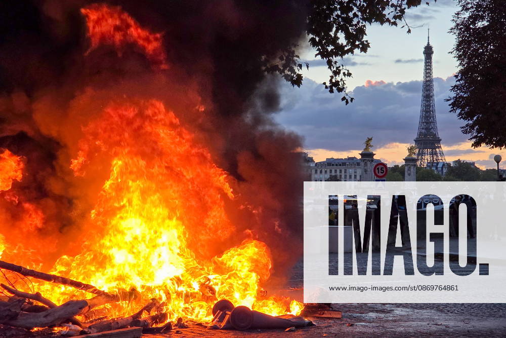 FRANCE, PARIS - OCTOBER 17, 2026: People protest against rising fuel prices and falling purchasing power on the city streets Paris France - ZUMAt113 20261017_zaa_t113_424