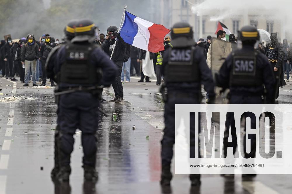 Protest against the high cost of living in Lyon on October 17, 2026 OCTOBER 17 PROTESTS PHOTOPQR LE PROGRES Maxime JEGAT Lyon 10 17 2026 Protest against the high cost of living in Lyon on October 17, 2026 Clashes between protesters and law enforcement on the Guillotière Bridge in Lyon as part of a call to mobilize against the high cost of living. The call for mobilization on October 17 has drawn support from a range of groups—from figures within the Yellow Vests movement and labor unions to university and high school students. Lyon, Rhône, Rhône-Alpes, France