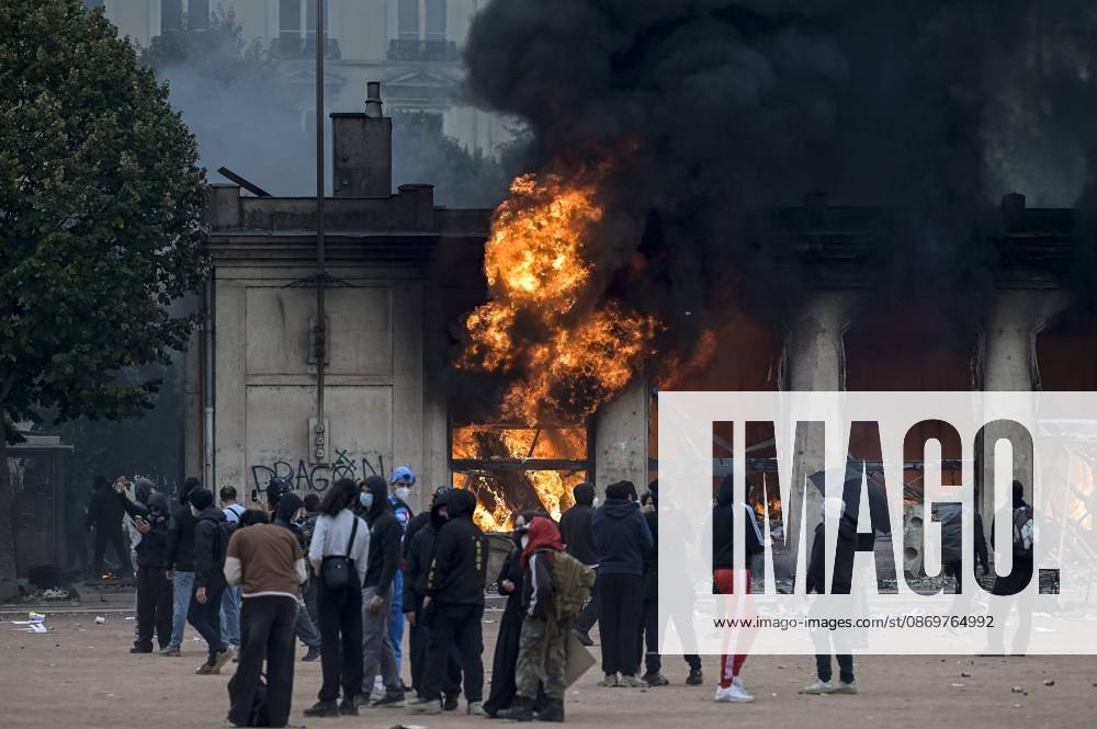 Protest against the high cost of living in Lyon on October 17, 2026 OCTOBER 17 PROTESTS PHOTOPQR LE PROGRES Maxime JEGAT Lyon 10 17 2026 Protest against the high cost of living in Lyon on October 17, 2026 Protesters gathered in front of the burning tourist office on Place Bellecour in Lyon as part of a call to mobilize against the high cost of living. The call for mobilization on October 17 has drawn support from a range of groups—from figures within the Yellow Vests movement and labor unions to university and high school students. Lyon, Rhône, Rhône-Alpes, France