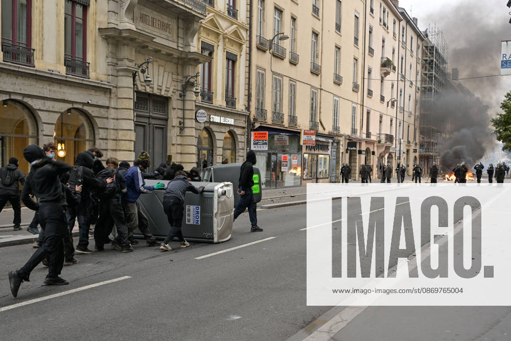 Clashes During High Cost of Living Protest - Lyon Violent clashes between protesters and the French Police during the demonstration protesting against the high cost of living in Lyon, France, on October 17, 2026, as part of a nationwide call for mobilisation bringing together various groups expressing their anger: former Yellow Vests , secondary school and university students, climate activists and even farmers. After weeks of student protests, France faces broader, nationwide demonstrations on October 17, 2026 over the cost of living, setting up a potentially fraught six months heading into a presidential election. Photo by ABACAPRESS.COM Lyon France