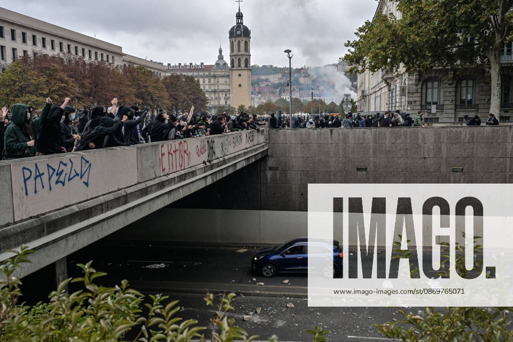 Clashes During High Cost of Living Protest - Lyon Violent clashes between protesters and the French Police during the demonstration protesting against the high cost of living in Lyon, France, on October 17, 2026, as part of a nationwide call for mobilisation bringing together various groups expressing their anger: former Yellow Vests , secondary school and university students, climate activists and even farmers. After weeks of student protests, France faces broader, nationwide demonstrations on October 17, 2026 over the cost of living, setting up a potentially fraught six months heading into a presidential election. Photo by ABACAPRESS.COM Lyon France