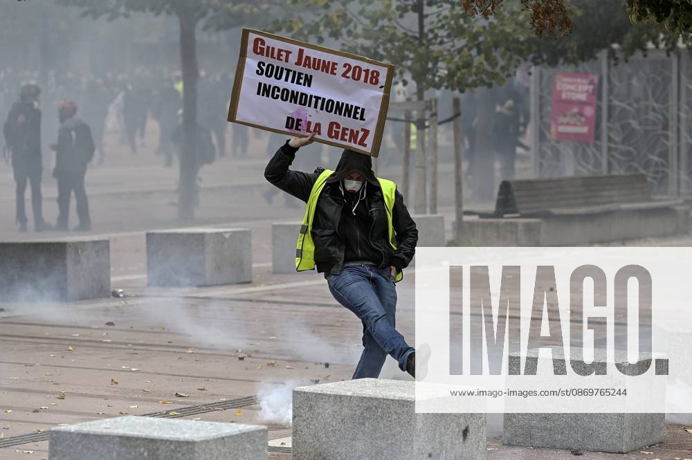 Protest against the high cost of living in Lyon on October 17, 2026 OCTOBER 17 PROTESTS PHOTOPQR LE PROGRES Maxime JEGAT Lyon 10 17 2026 Protest against the high cost of living in Lyon on October 17, 2026 Clashes between protesters and law enforcement at Place Bellecour in Lyon as part of a call to mobilize against the high cost of living. The call for mobilization on October 17 has drawn support from a range of groups—from figures within the Yellow Vests movement and labor unions to university and high school students. Lyon, Rhône, Rhône-Alpes, France