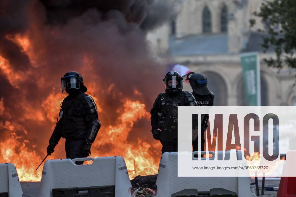 OCTOBER 17 PROTESTS PHOTOPQR OUEST FRANCE Martin ROCHE Caen October 17, 2026 This Saturday, October 17, 2026, in Normandy, as throughout France, high school students, college students, and teachers, Yellow Vests, and labor unions are mobilizing for a day billed as marking the return of the Yellow Vests. Here in Caen, Calvados, Normandy, a massive crowd poured into the streets. Photographer Martin ROCHE, Ouest France. The call for mobilization on October 17 has drawn support from a range of groups—from figures within the Yellow Vests movement and labor unions to university and high school students. Caen, FRANCE. France
