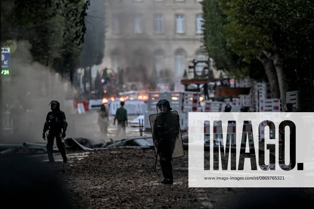 OCTOBER 17 PROTESTS PHOTOPQR OUEST FRANCE Martin ROCHE Caen October 17, 2026 This Saturday, October 17, 2026, in Normandy, as throughout France, high school students, college students, and teachers, Yellow Vests, and labor unions are mobilizing for a day billed as marking the return of the Yellow Vests. Here in Caen, Calvados, Normandy, a massive crowd poured into the streets. Photographer Martin ROCHE, Ouest France. The call for mobilization on October 17 has drawn support from a range of groups—from figures within the Yellow Vests movement and labor unions to university and high school students. Caen, FRANCE. France