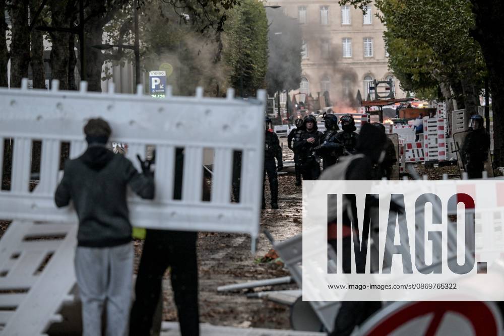 OCTOBER 17 PROTESTS PHOTOPQR OUEST FRANCE Martin ROCHE Caen October 17, 2026 This Saturday, October 17, 2026, in Normandy, as throughout France, high school students, college students, and teachers, Yellow Vests, and labor unions are mobilizing for a day billed as marking the return of the Yellow Vests. Here in Caen, Calvados, Normandy, a massive crowd poured into the streets. Photographer Martin ROCHE, Ouest France. The call for mobilization on October 17 has drawn support from a range of groups—from figures within the Yellow Vests movement and labor unions to university and high school students. Caen, FRANCE. France