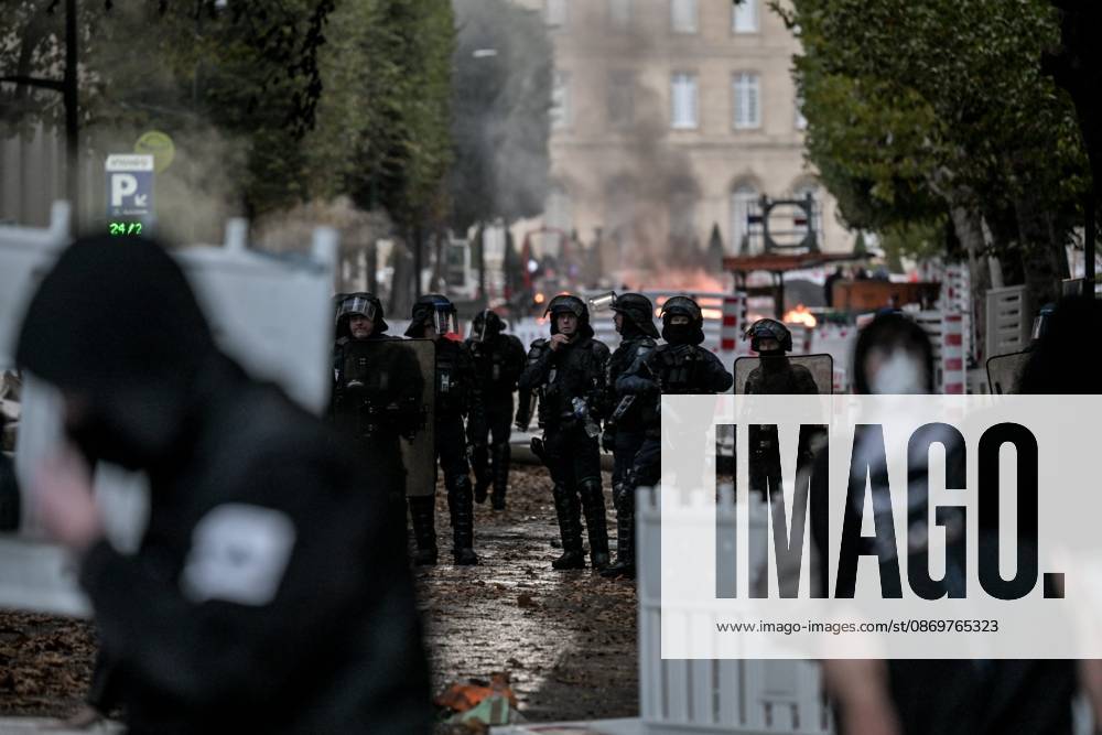 OCTOBER 17 PROTESTS PHOTOPQR OUEST FRANCE Martin ROCHE Caen October 17, 2026 This Saturday, October 17, 2026, in Normandy, as throughout France, high school students, college students, and teachers, Yellow Vests, and labor unions are mobilizing for a day billed as marking the return of the Yellow Vests. Here in Caen, Calvados, Normandy, a massive crowd poured into the streets. Photographer Martin ROCHE, Ouest France. The call for mobilization on October 17 has drawn support from a range of groups—from figures within the Yellow Vests movement and labor unions to university and high school students. Caen, FRANCE. France