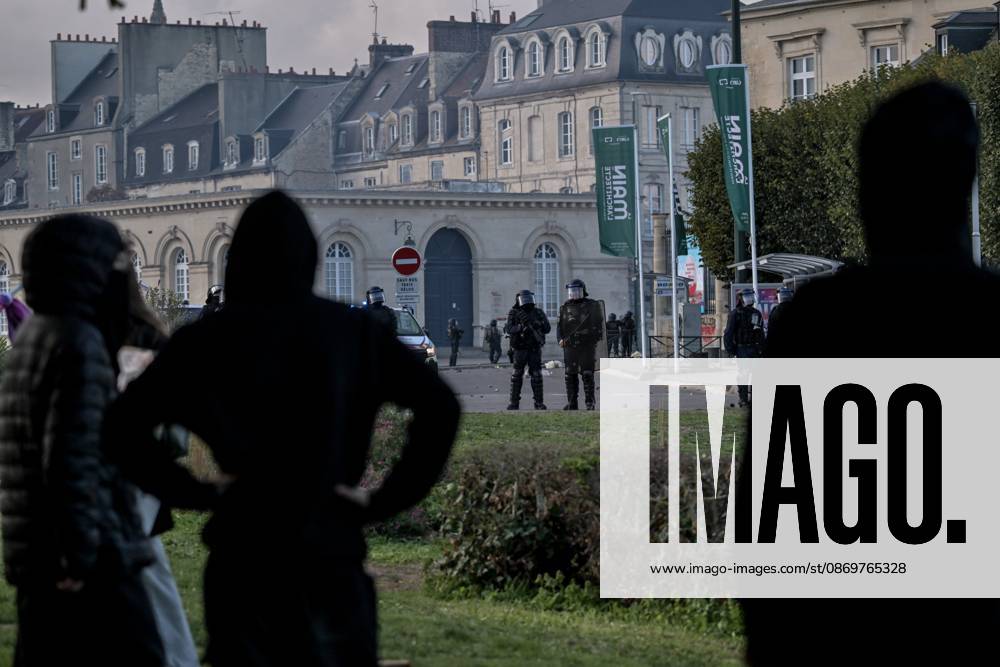 OCTOBER 17 PROTESTS PHOTOPQR OUEST FRANCE Martin ROCHE Caen October 17, 2026 This Saturday, October 17, 2026, in Normandy, as throughout France, high school students, college students, and teachers, Yellow Vests, and labor unions are mobilizing for a day billed as marking the return of the Yellow Vests. Here in Caen, Calvados, Normandy, a massive crowd poured into the streets. Photographer Martin ROCHE, Ouest France. The call for mobilization on October 17 has drawn support from a range of groups—from figures within the Yellow Vests movement and labor unions to university and high school students. Caen, FRANCE. France