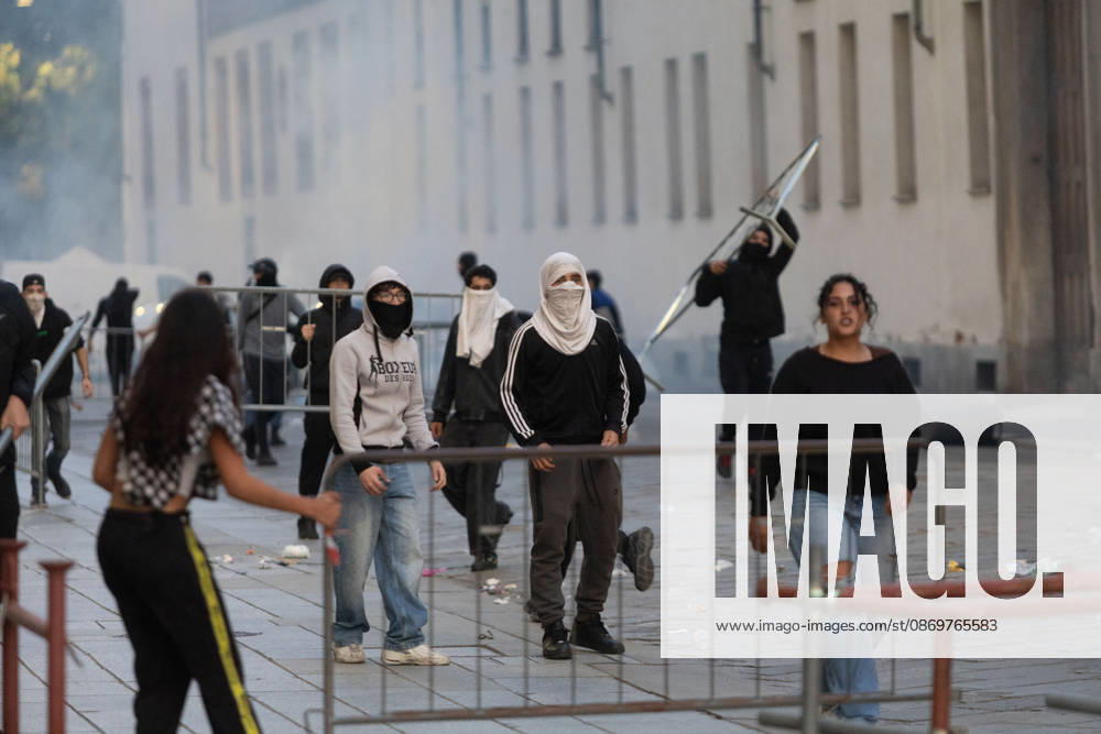 IPA89812250 - Milan, October 17, 2026: Italia in Piazza demonstration; violent clashes between police and the student movement