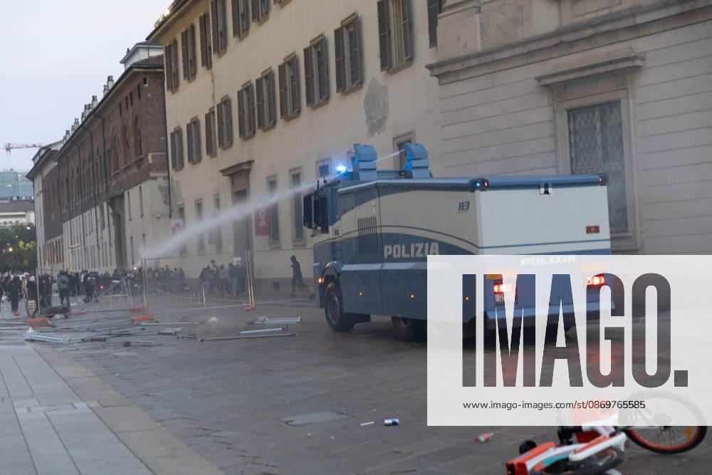 IPA89812258 - Milan, October 17, 2026: Italia in Piazza demonstration; violent clashes between police and the student movement