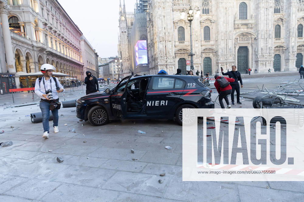 IPA89812262 - Milan, October 17, 2026: Italia in Piazza demonstration; violent clashes between police and the student movement