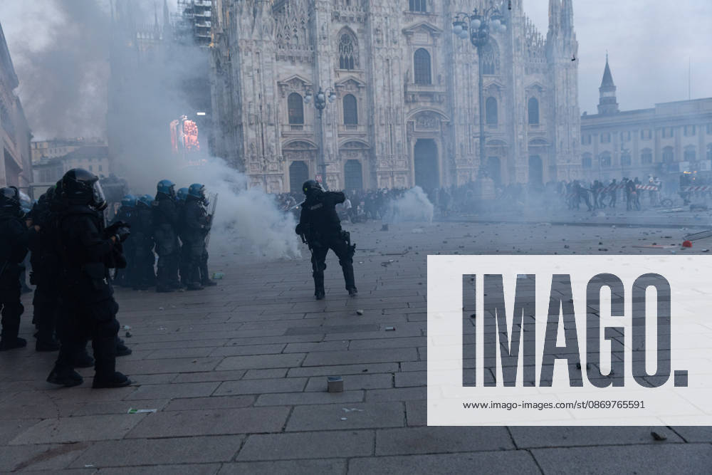 IPA89812271 - Milan, October 17, 2026: Italia in Piazza demonstration; violent clashes between police and the student movement