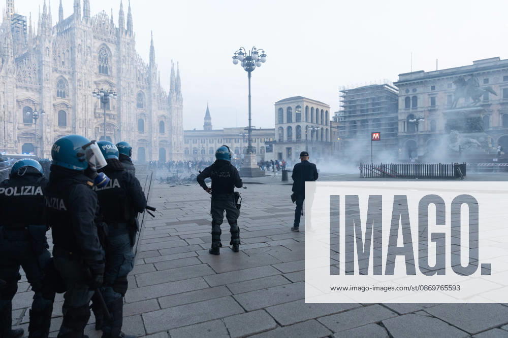 IPA89812273 - Milan, October 17, 2026: Italia in Piazza demonstration; violent clashes between police and the student movement