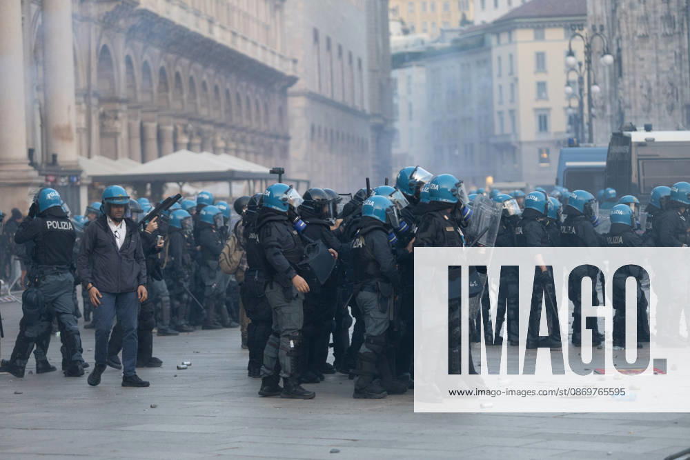 IPA89812275 - Milan, October 17, 2026: Italia in Piazza demonstration; violent clashes between police and the student movement