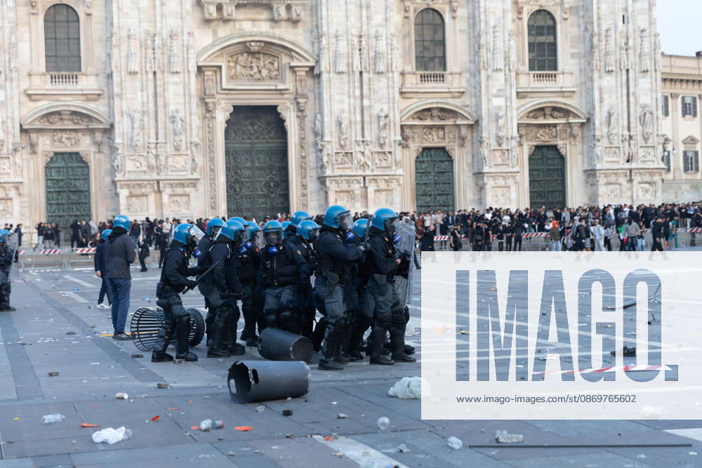IPA89812282 - Milan, October 17, 2026: Italia in Piazza demonstration; violent clashes between police and the student movement