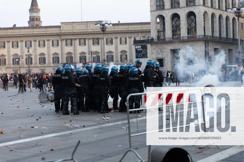 IPA89812284 - Milan, October 17, 2026: Italia in Piazza demonstration; violent clashes between police and the student movement