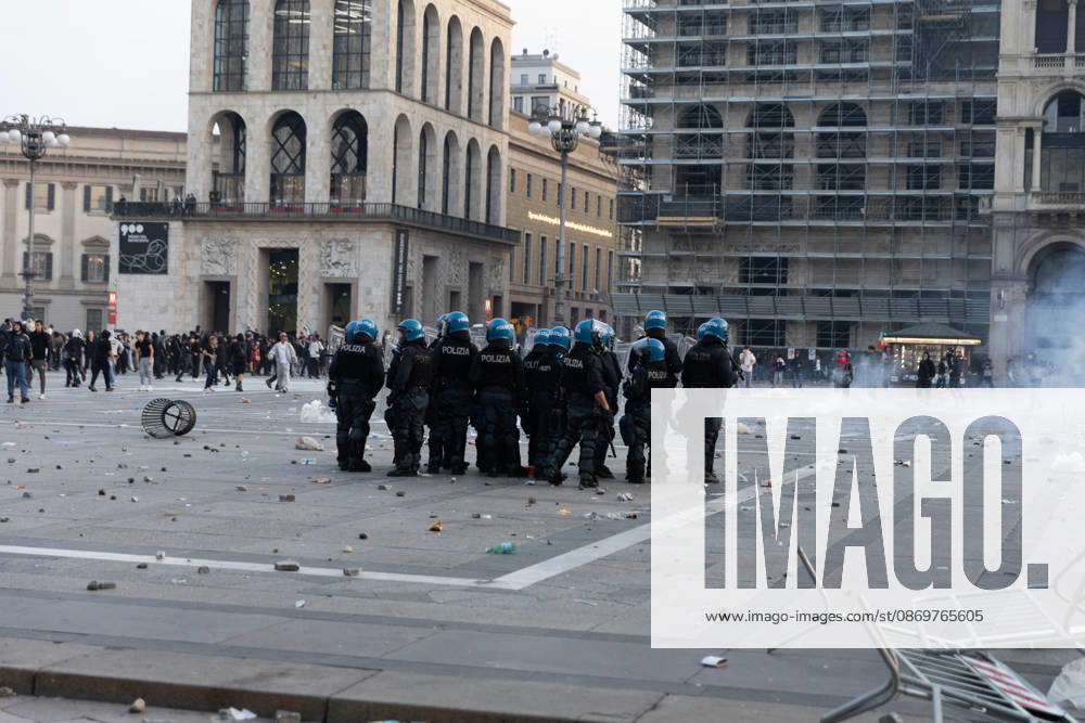 IPA89812286 - Milan, October 17, 2026: Italia in Piazza demonstration; violent clashes between police and the student movement