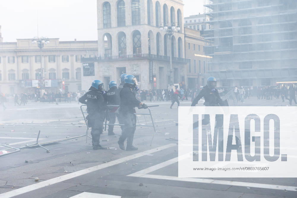IPA89812295 - Milan, October 17, 2026: Italia in Piazza demonstration; violent clashes between police and the student movement