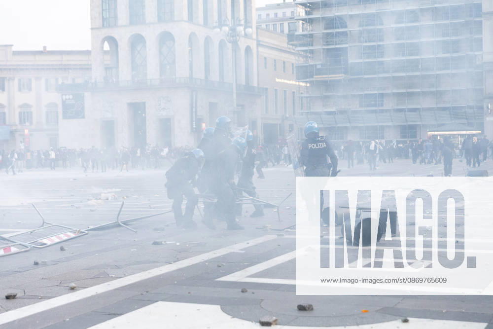 IPA89812298 - Milan, October 17, 2026: Italia in Piazza demonstration; violent clashes between police and the student movement