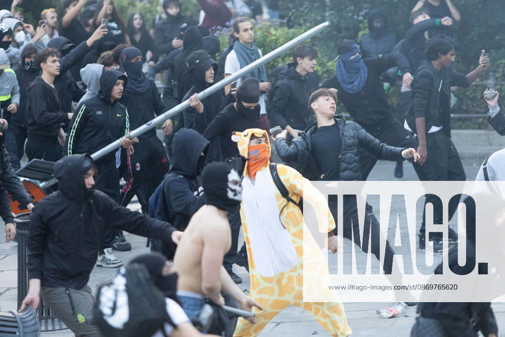 IPA89812310 - Milan, October 17, 2026: Italia in Piazza demonstration; violent clashes between police and the student movement