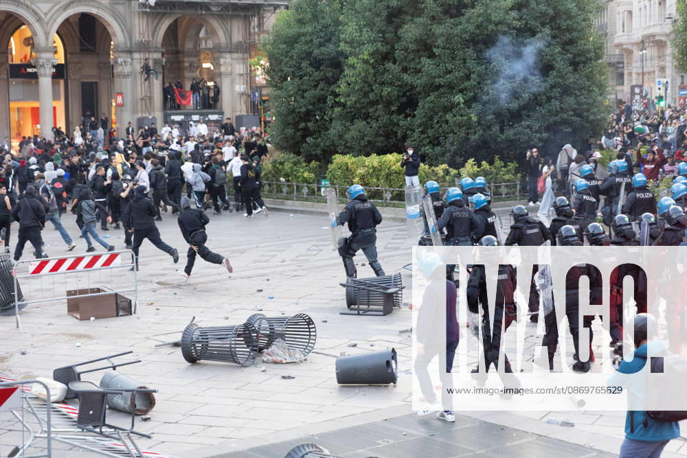 IPA89812324 - Milan, October 17, 2026: Italia in Piazza demonstration; violent clashes between police and the student movement