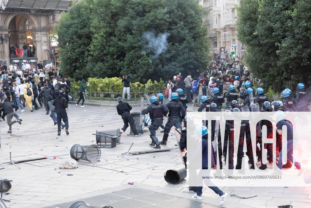 IPA89812327 - Milan, October 17, 2026: Italia in Piazza demonstration; violent clashes between police and the student movement