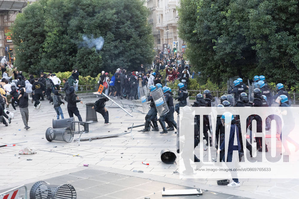 IPA89812329 - Milan, October 17, 2026: Italia in Piazza demonstration; violent clashes between police and the student movement