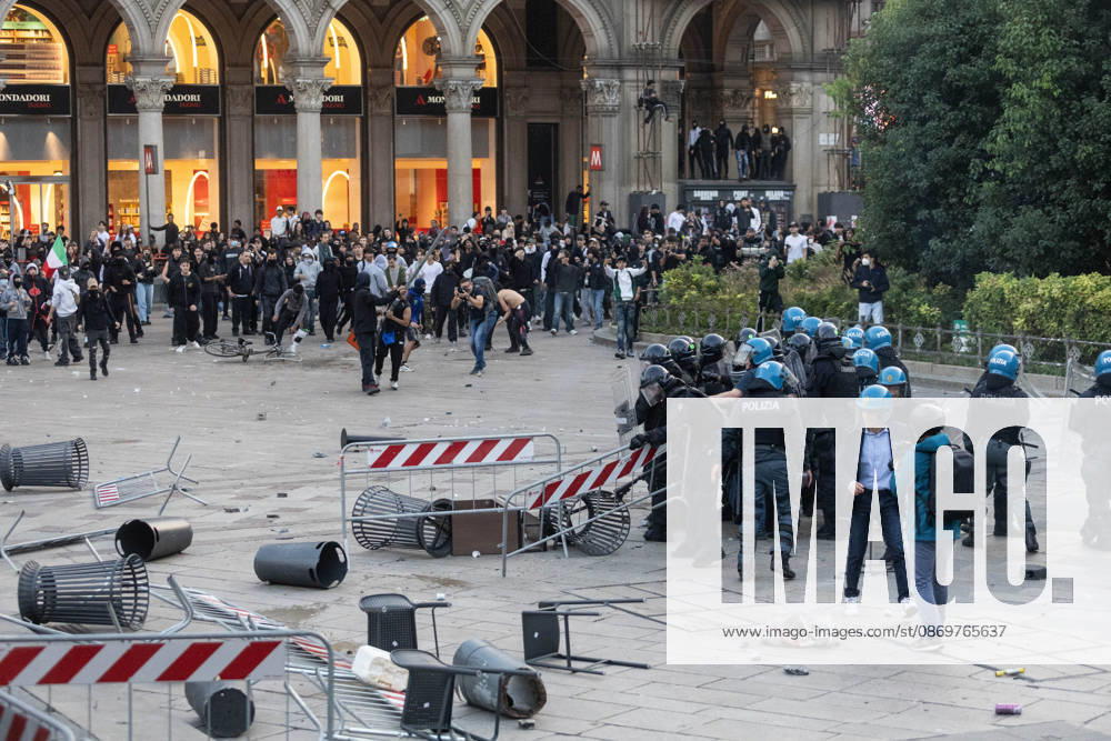 IPA89812334 - Milan, October 17, 2026: Italia in Piazza demonstration; violent clashes between police and the student movement