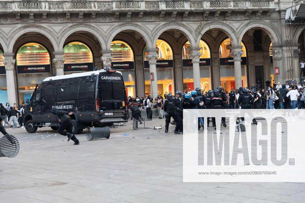 IPA89812355 - Milan, October 17, 2026: Italia in Piazza demonstration; violent clashes between police and the student movement