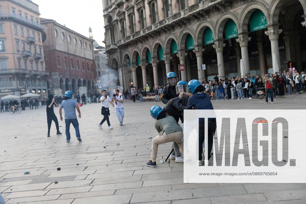 IPA89812366 - Milan, October 17, 2026: Italia in Piazza demonstration; violent clashes between police and the student movement