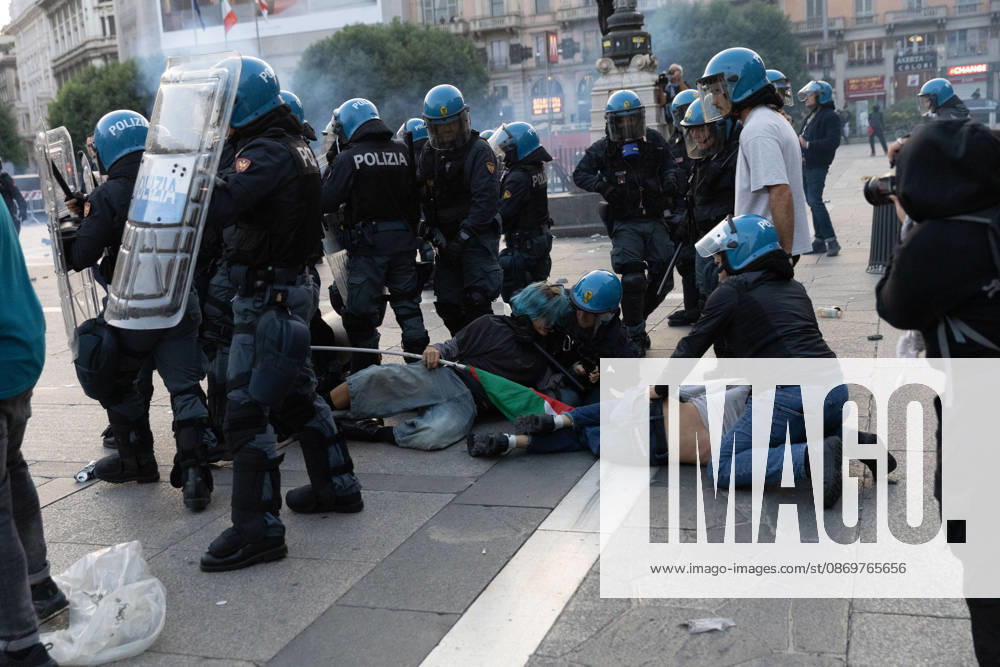 IPA89812368 - Milan, October 17, 2026: Italia in Piazza demonstration; violent clashes between police and the student movement