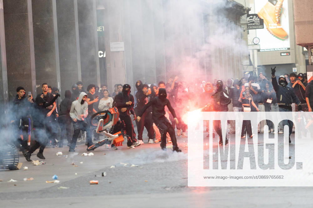 IPA89812381 - Milan, October 17, 2026: Italia in Piazza demonstration; violent clashes between police and the student movement