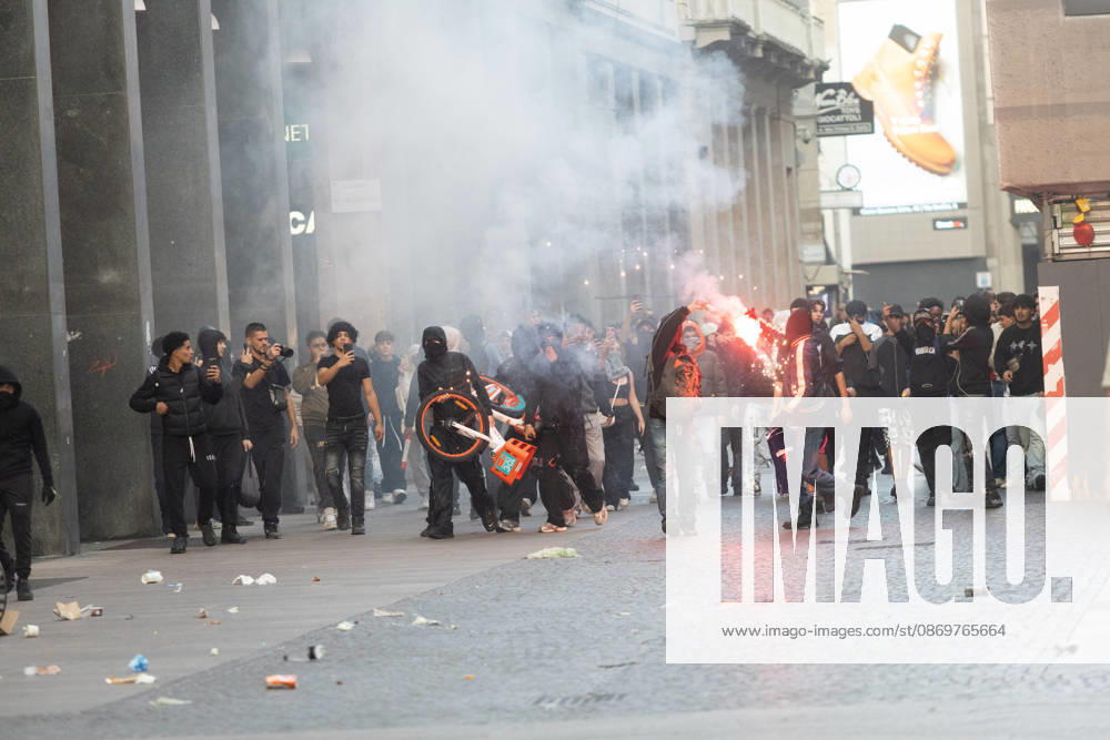 IPA89812384 - Milan, October 17, 2026: Italia in Piazza demonstration; violent clashes between police and the student movement