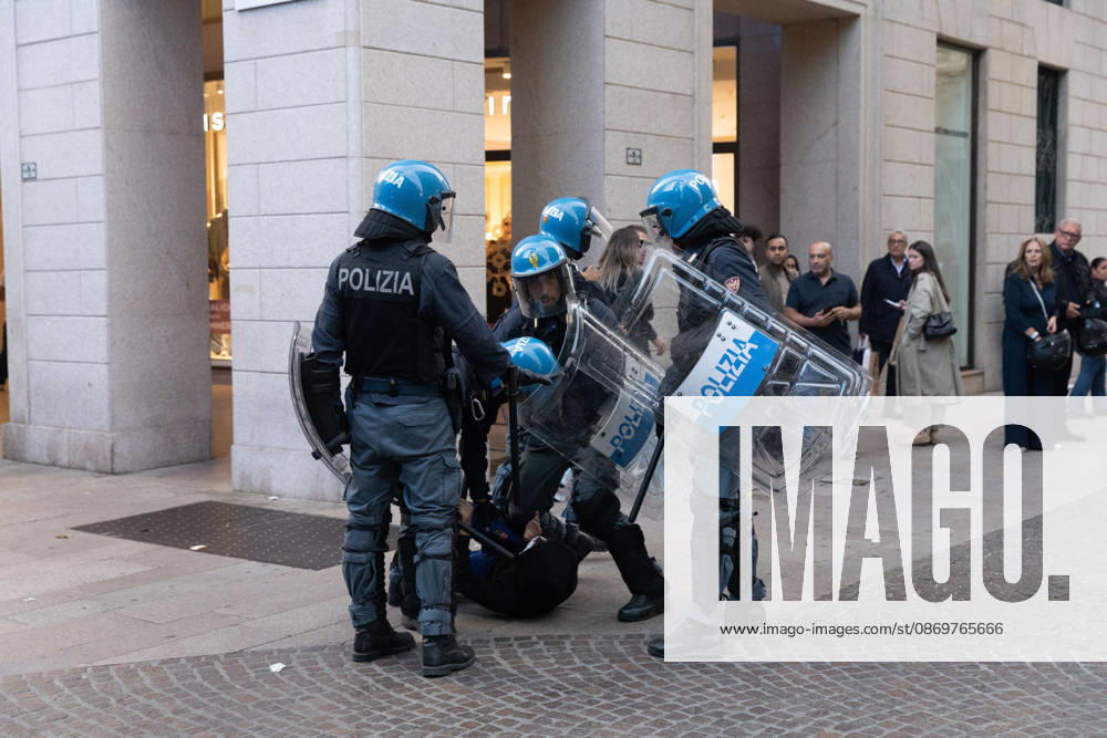 IPA89812386 - Milan, October 17, 2026: Italia in Piazza demonstration; violent clashes between police and the student movement
