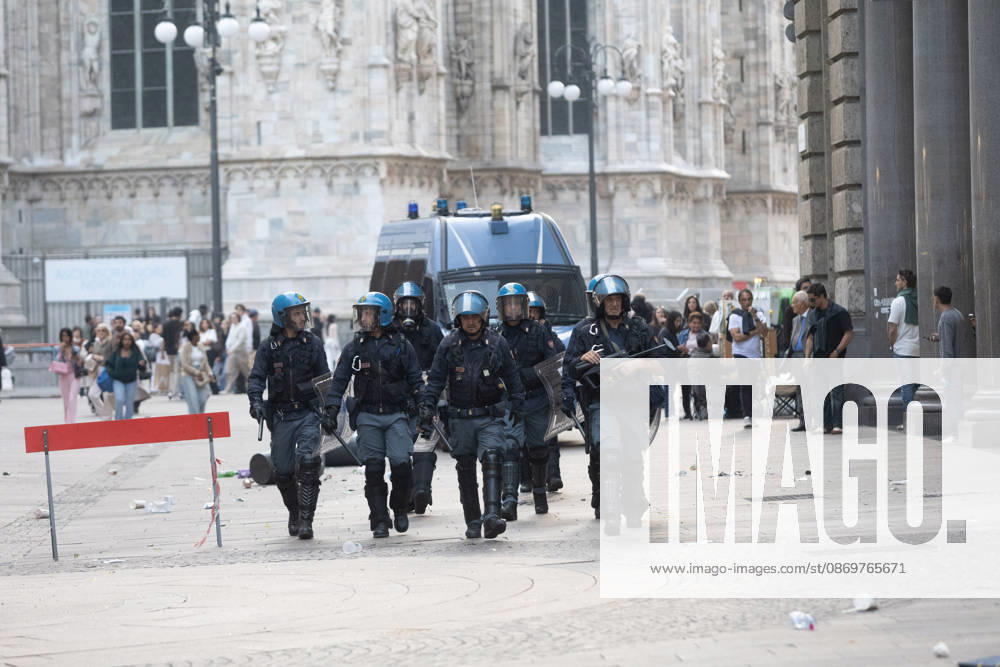 IPA89812390 - Milan, October 17, 2026: Italia in Piazza demonstration; violent clashes between police and the student movement
