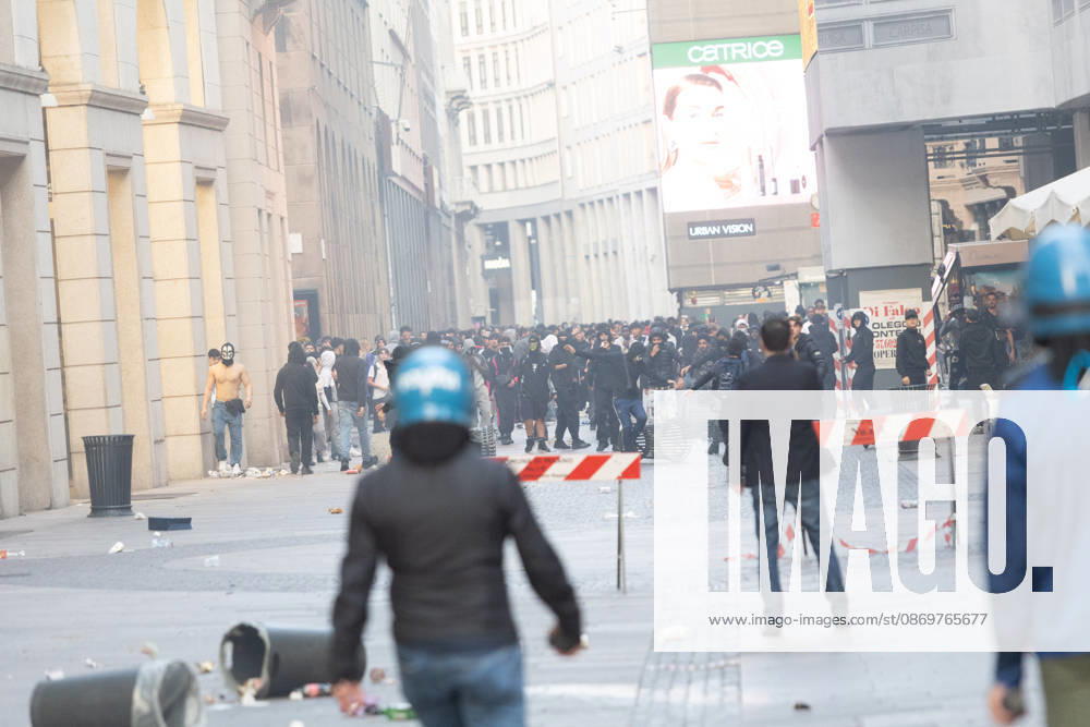 IPA89812395 - Milan, October 17, 2026: Italia in Piazza demonstration; violent clashes between police and the student movement