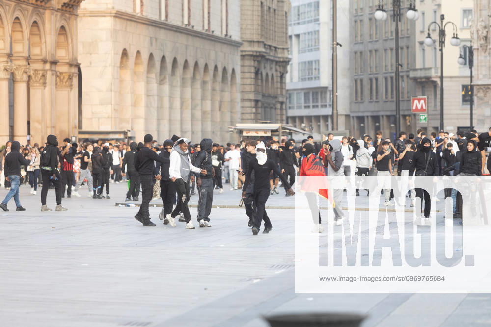 IPA89812409 - Milan, October 17, 2026: Italia in Piazza demonstration; violent clashes between police and the student movement