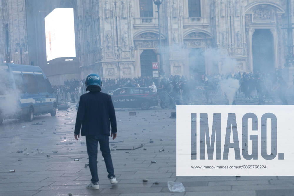 IPA89812269 - Milan, October 17, 2026: Italia in Piazza demonstration; violent clashes between police and the student movement